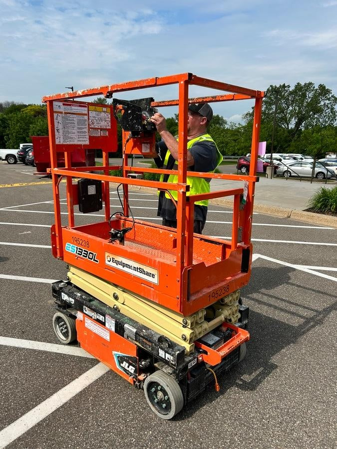 2021 JLG ES1330L