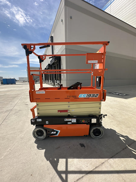 2021 JLG ES1932