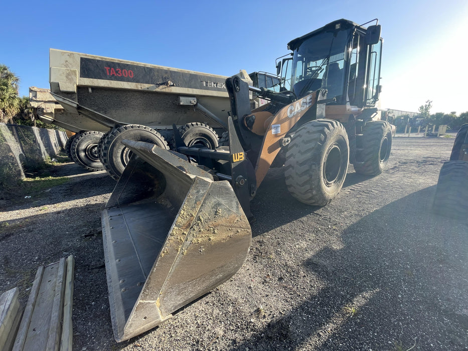 2018 Case 621G CLOSED CAB, 1 FUNCTION, JRB 416 STYLE HYD COUPLER