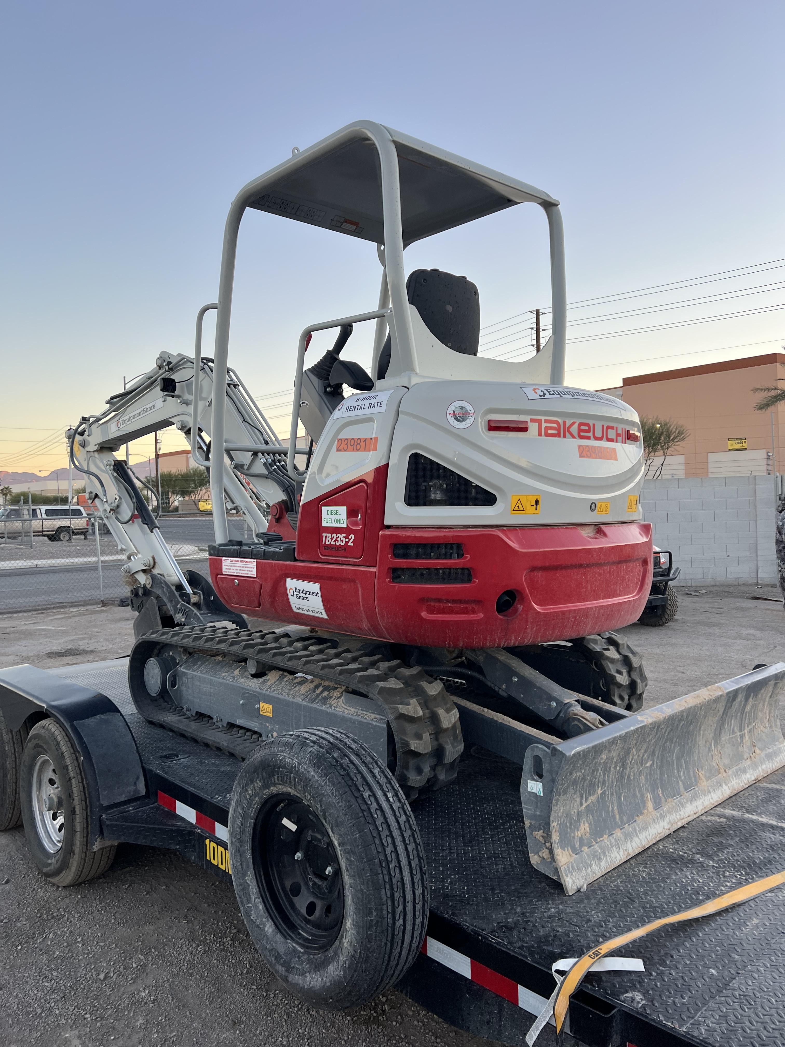 2022 TAKEUCHI TB235-2R
