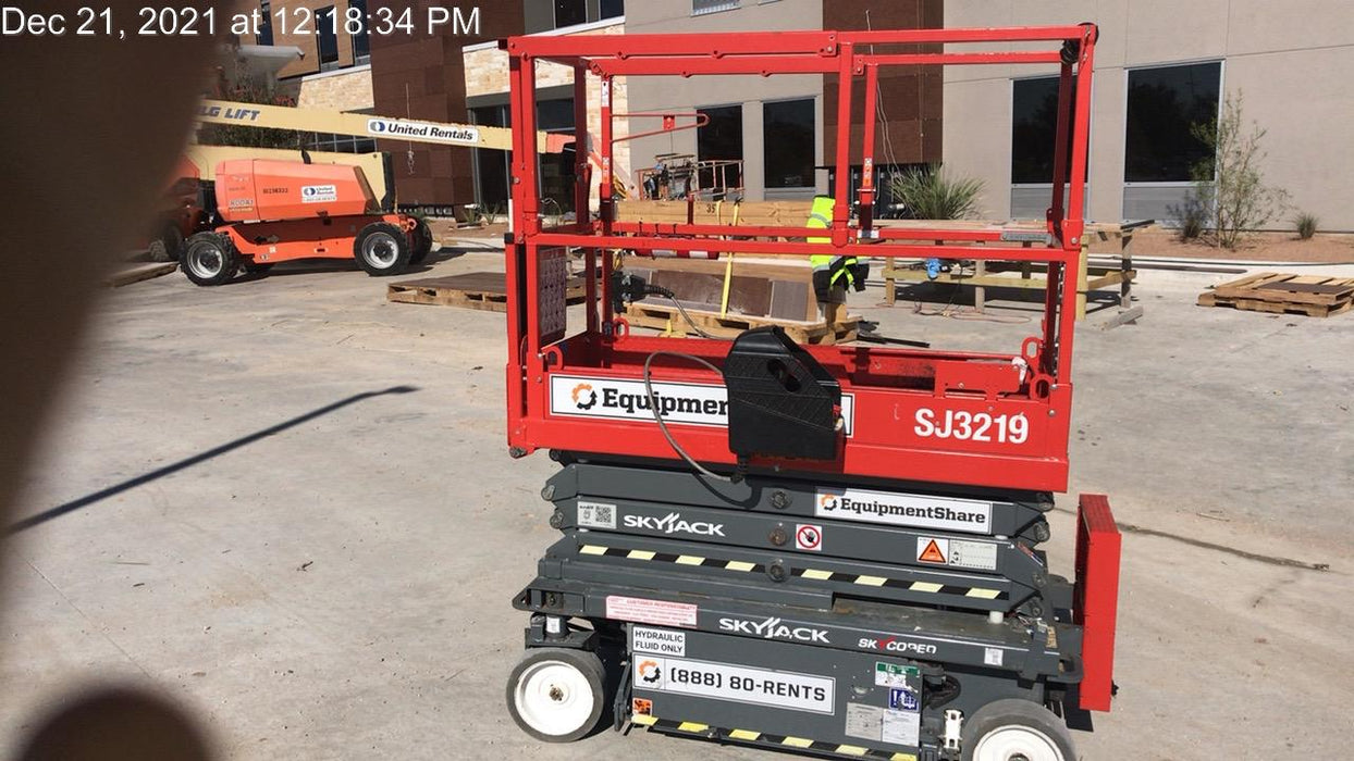 2020 Skyjack SJIII-3219 Solid NM Tires, Half height spring hinged entry gate, Dual Beacons, 800W Inverter