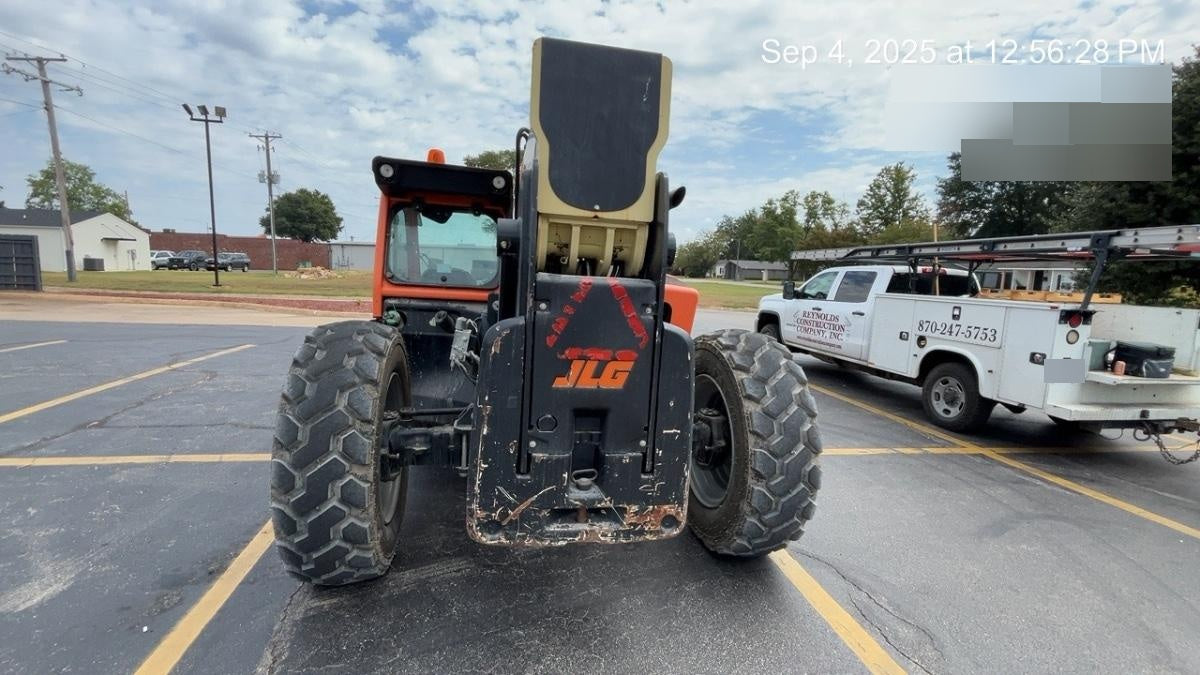 2016 JLG 1055