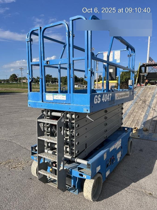 2019 Genie GS-4047 Folding rails with half height swing gate