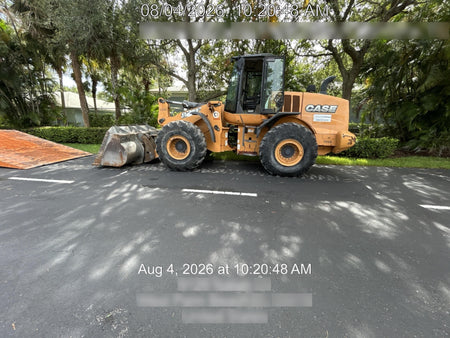 2016 Case 821F CLOSED CAB, JRB 418 STYLE HYD COUPLER