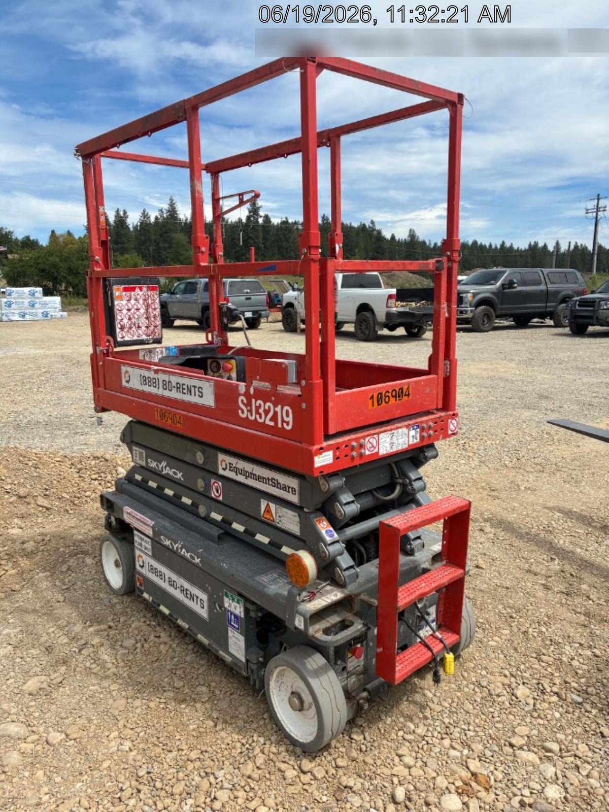 2020 Skyjack SJIII-3219 Solid NM Tires, Half height spring hinged entry gate, Dual Beacons, 800W Inverter