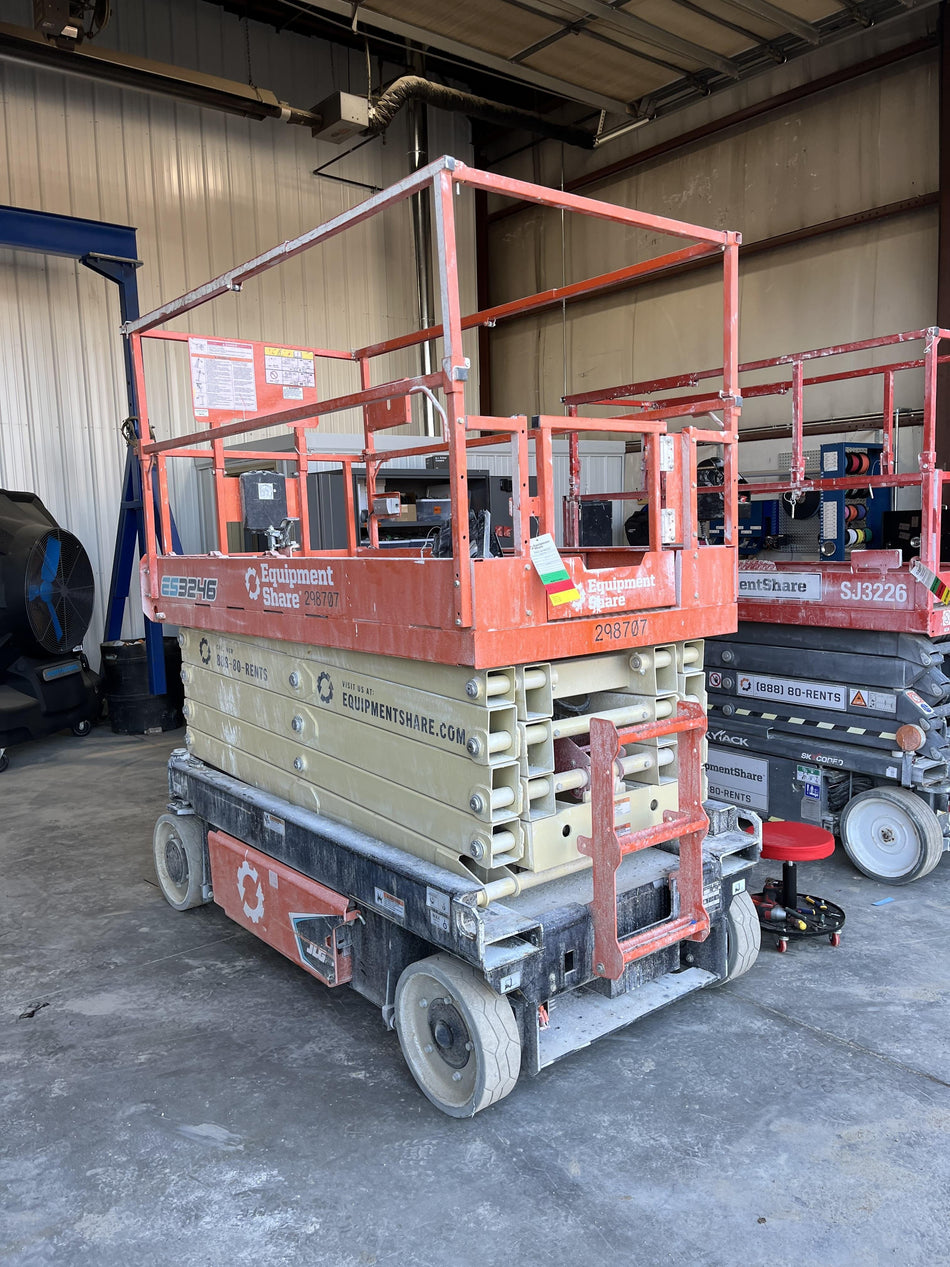 2023 JLG ES3246