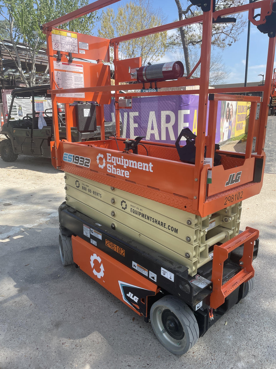 2023 JLG ES1932