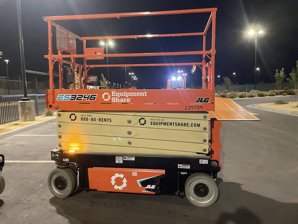 2022 JLG ES3246
