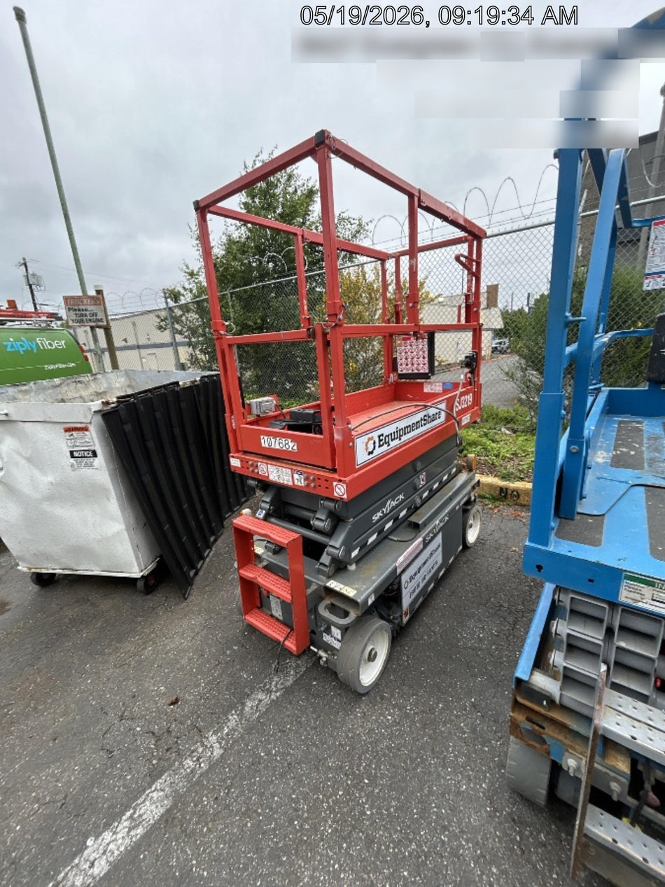 2020 Skyjack SJIII-3219 Solid NM Tires, Half height spring hinged entry gate, Dual Beacons, 800W Inverter