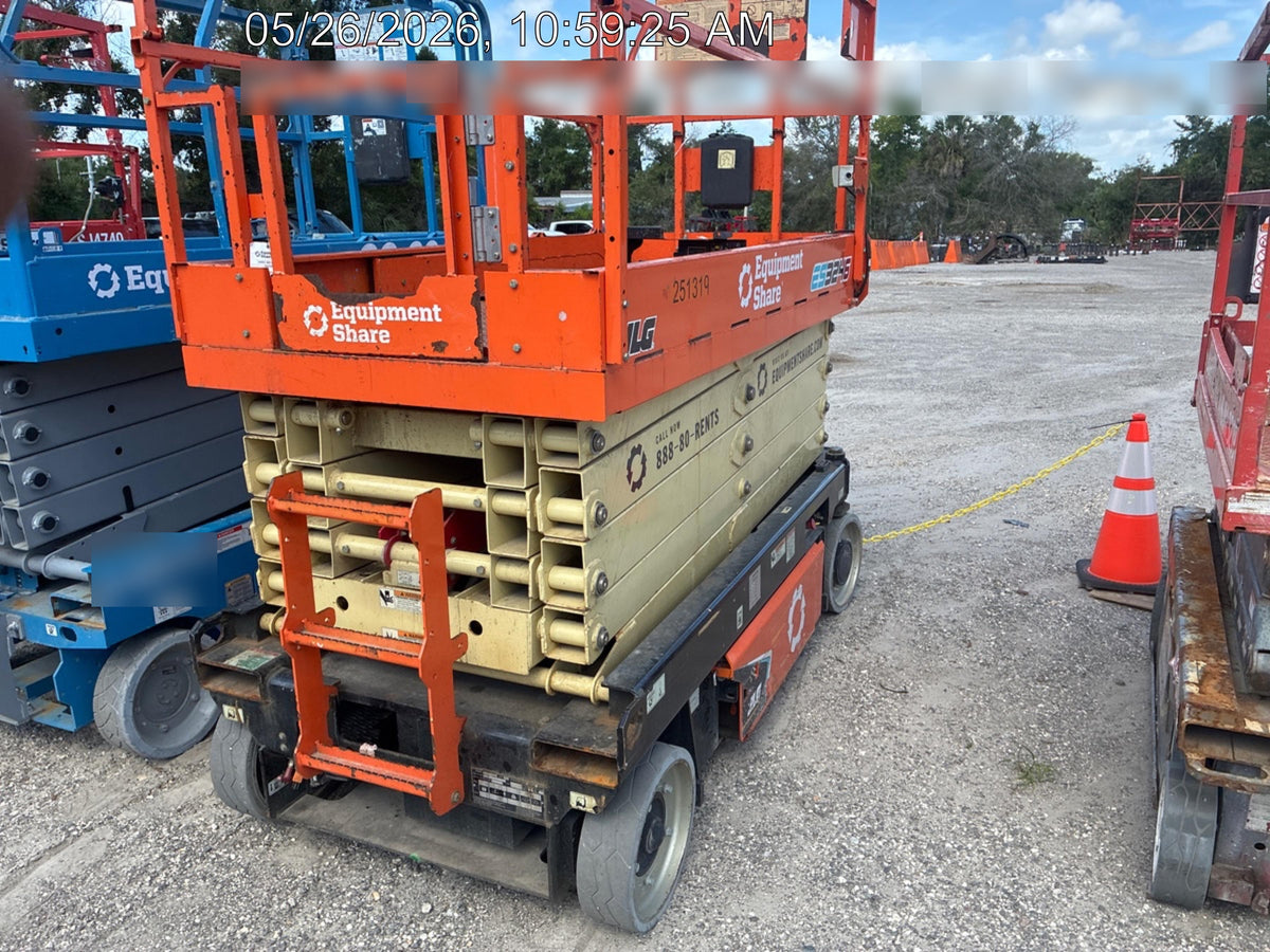 2022 JLG ES3246