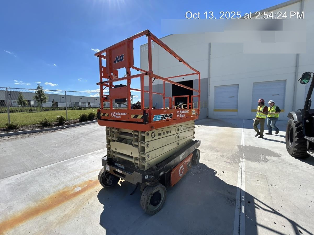 2022 JLG ES3246