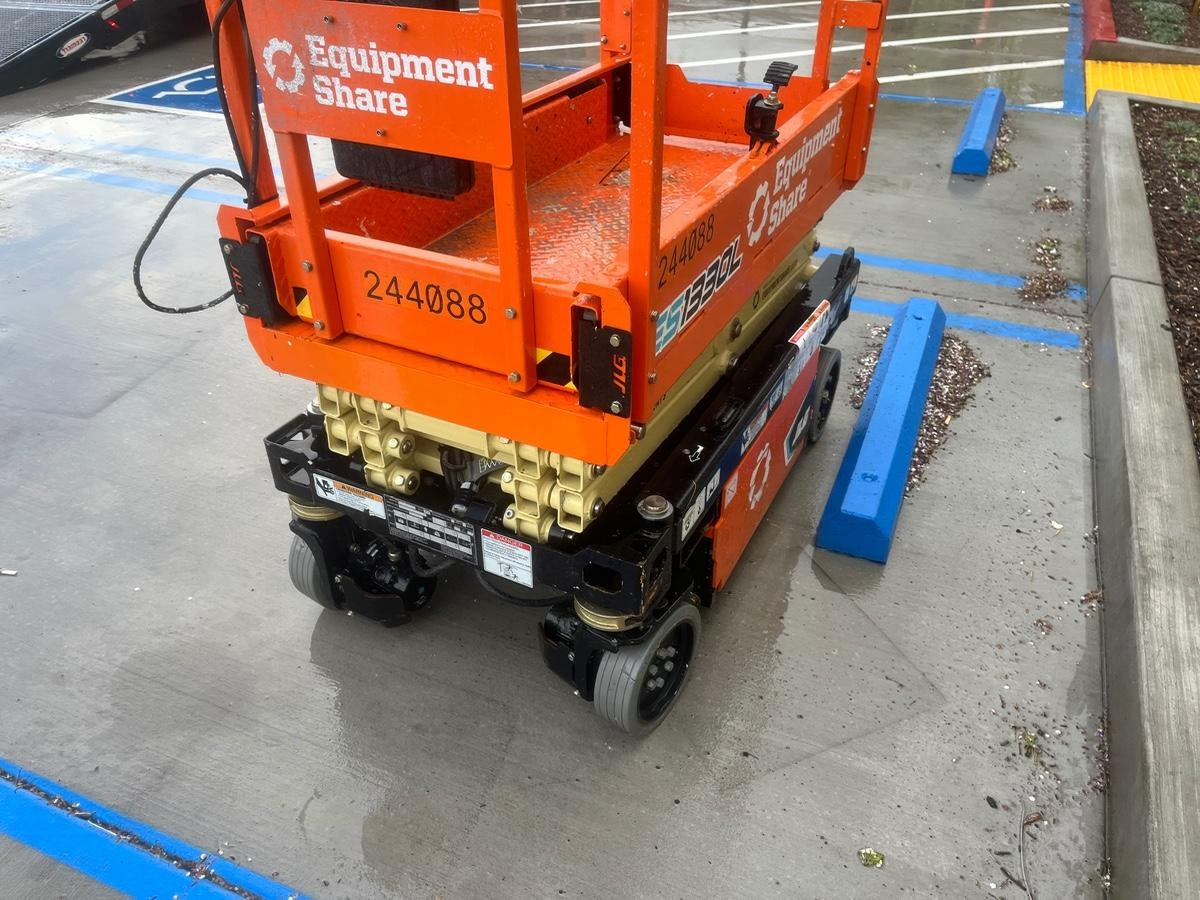 2022 JLG ES1330L