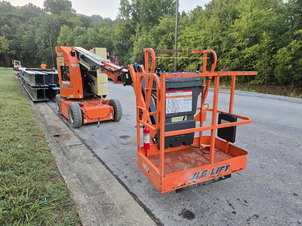 2019 JLG E300AJP