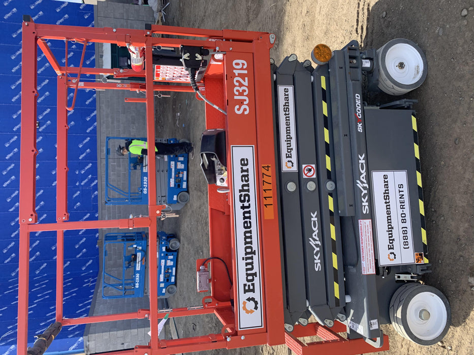 2020 Skyjack SJIII-3219 Solid NM Tires, Half height spring hinged entry gate, Dual Beacons, 800W Inverter