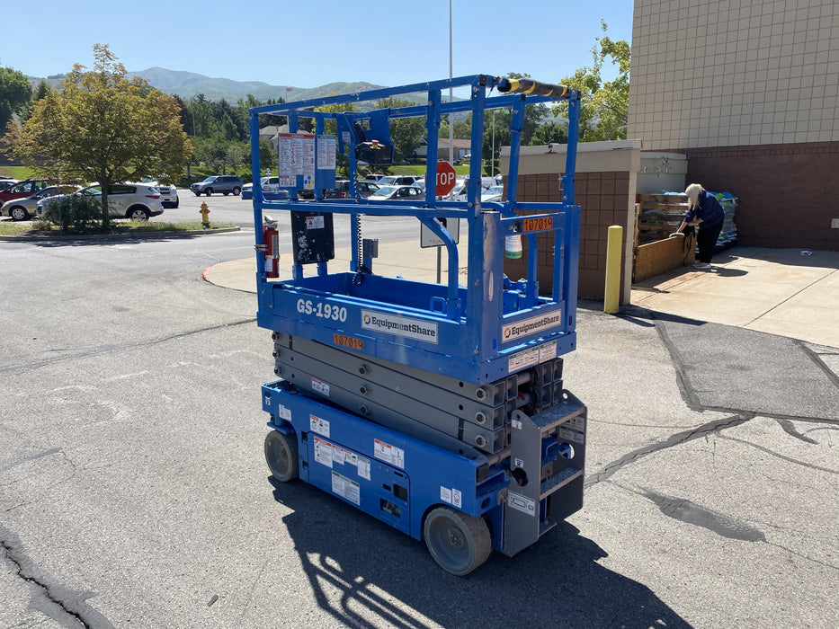 2020 Genie GS-1930 Solid Non Marking Tires, Beacon, Folding rails with half height swing gate, 800W Inverter