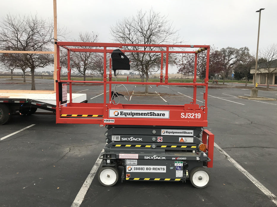 2020 Skyjack SJIII-3219 Solid NM Tires, Half height spring hinged entry gate, Dual Beacons, 800W Inverter