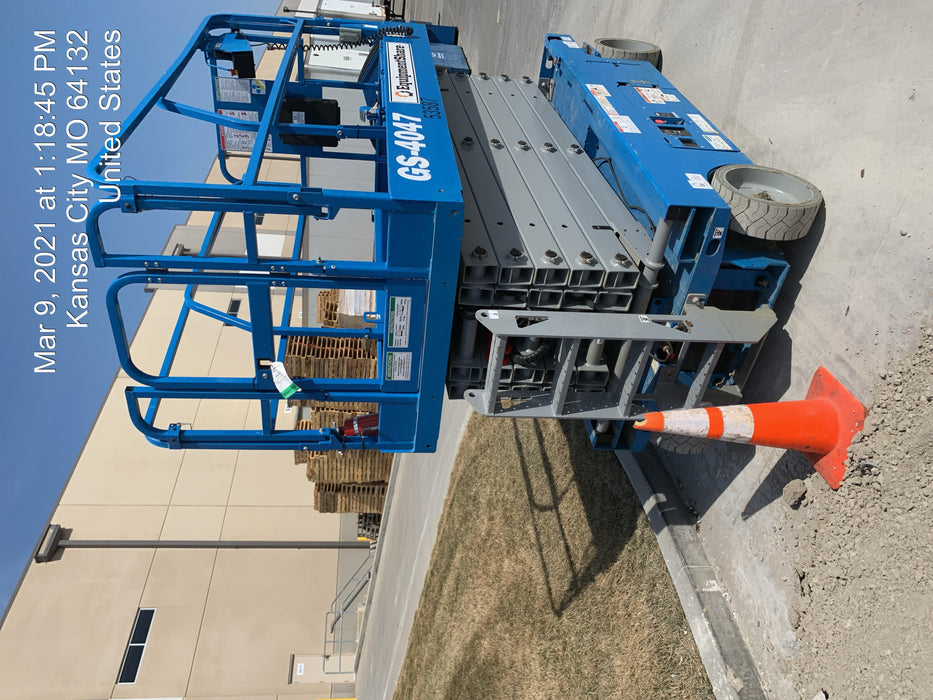 2019 Genie GS-4047 Folding rails with half height swing gate