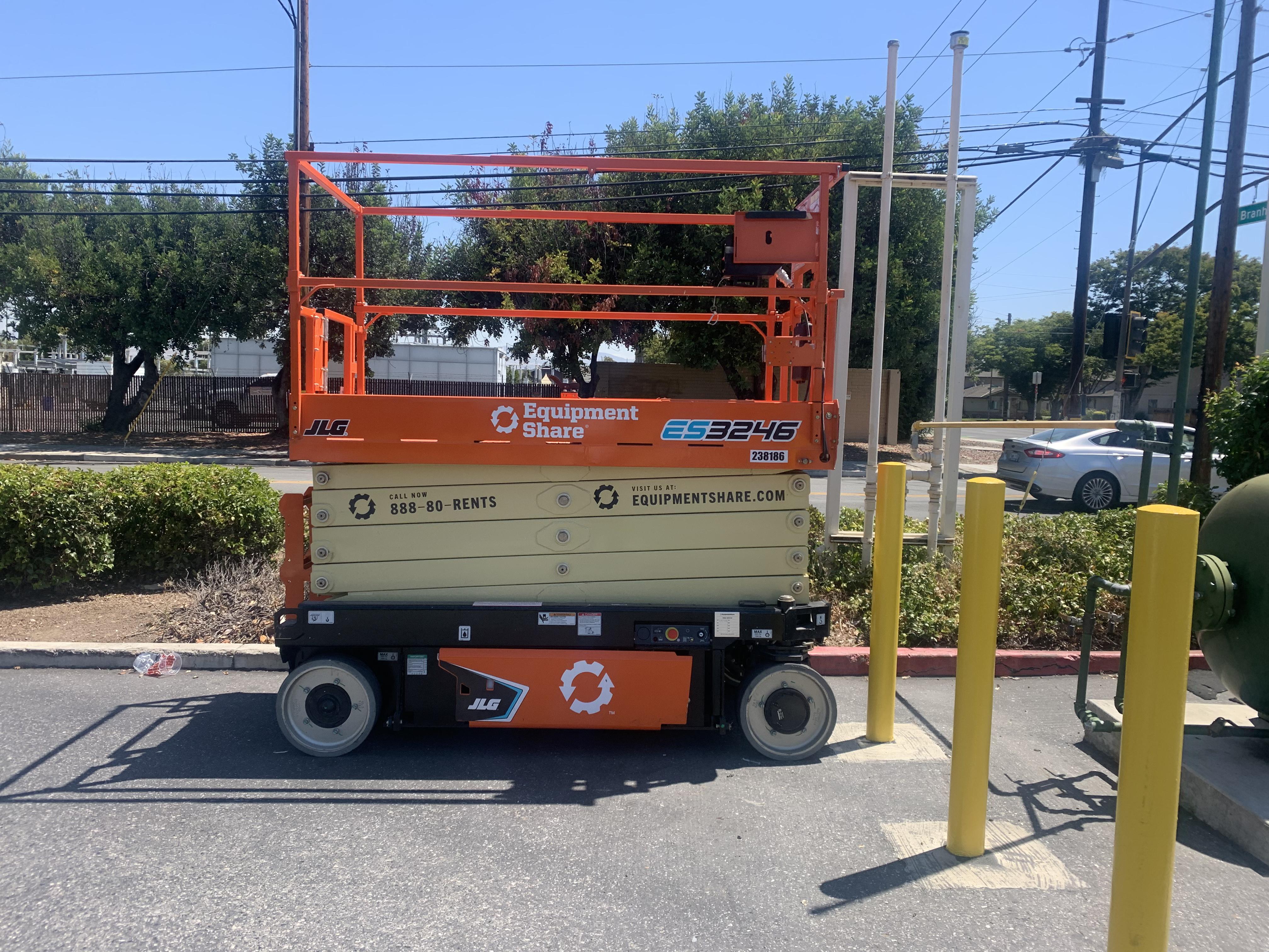 2022 JLG ES3246