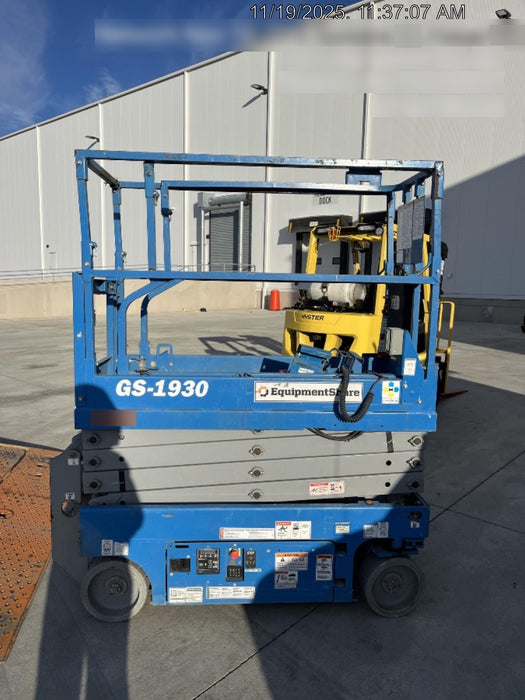 2020 Genie GS-1930 Solid Non Marking Tires, Beacon, Folding rails with half height swing gate, 800W Inverter