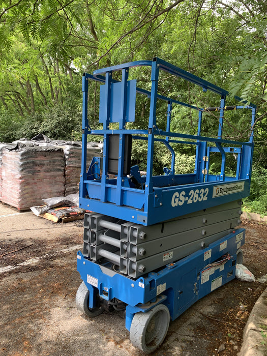 2019 Genie GS-2632 Folding rails with half height swing gate