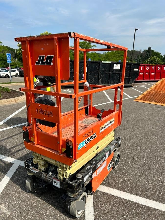2021 JLG ES1330L