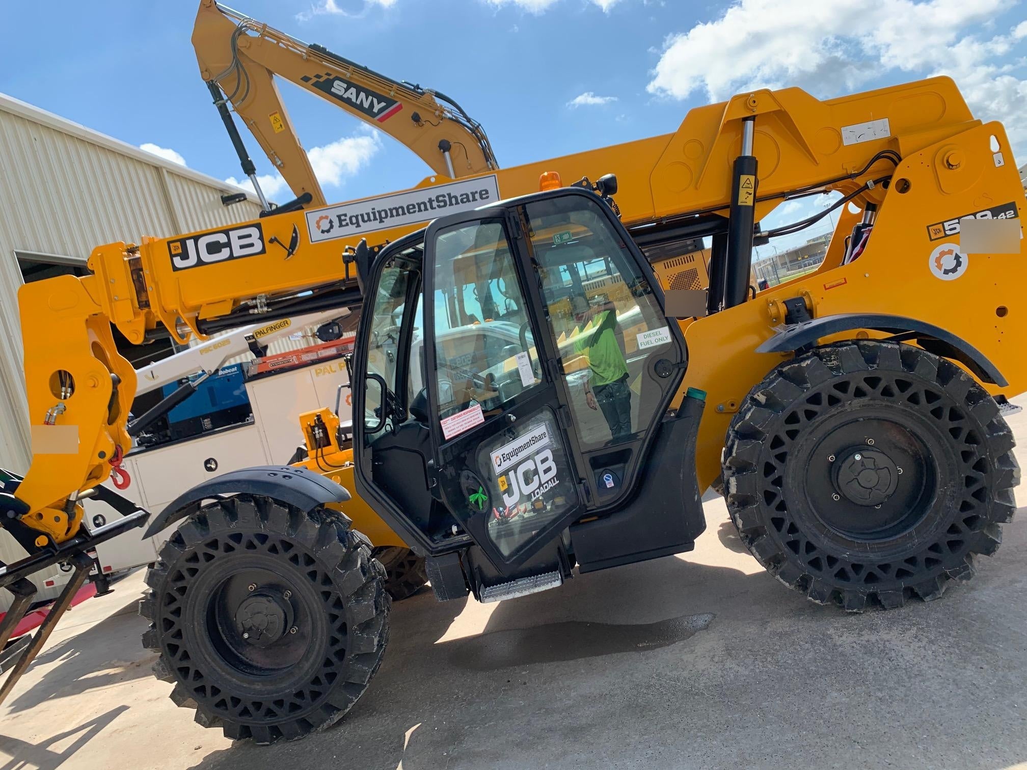 2020 JCB 509-42 Cab/Heat/Air, Solid Tires, Work Lights, Beacon, Aux Hydraulics, Back up Alarm, Lifting Eye, ES Decals