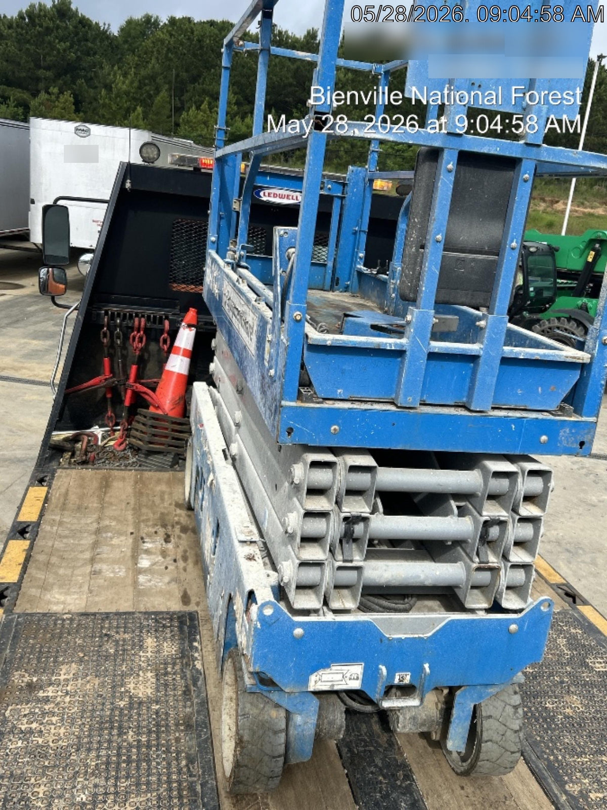 2019 Genie GS-2632 Folding rails with half height swing gate