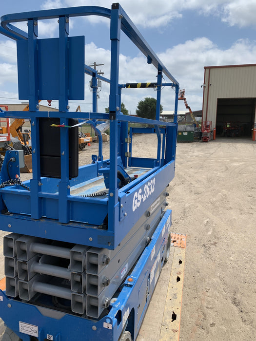 2019 Genie GS-2632 Folding rails with half height swing gate