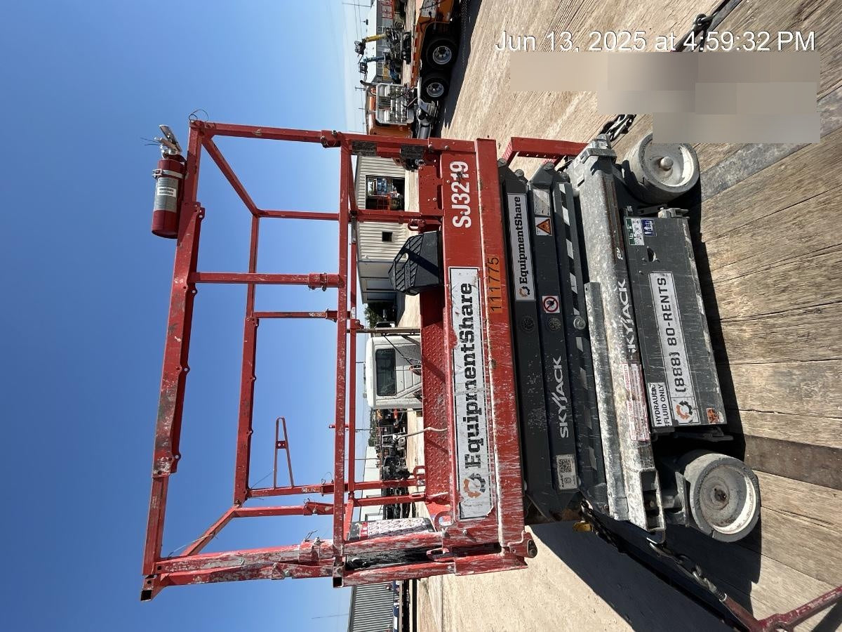 2020 Skyjack SJIII-3219 Solid NM Tires, Half height spring hinged entry gate, Dual Beacons, 800W Inverter
