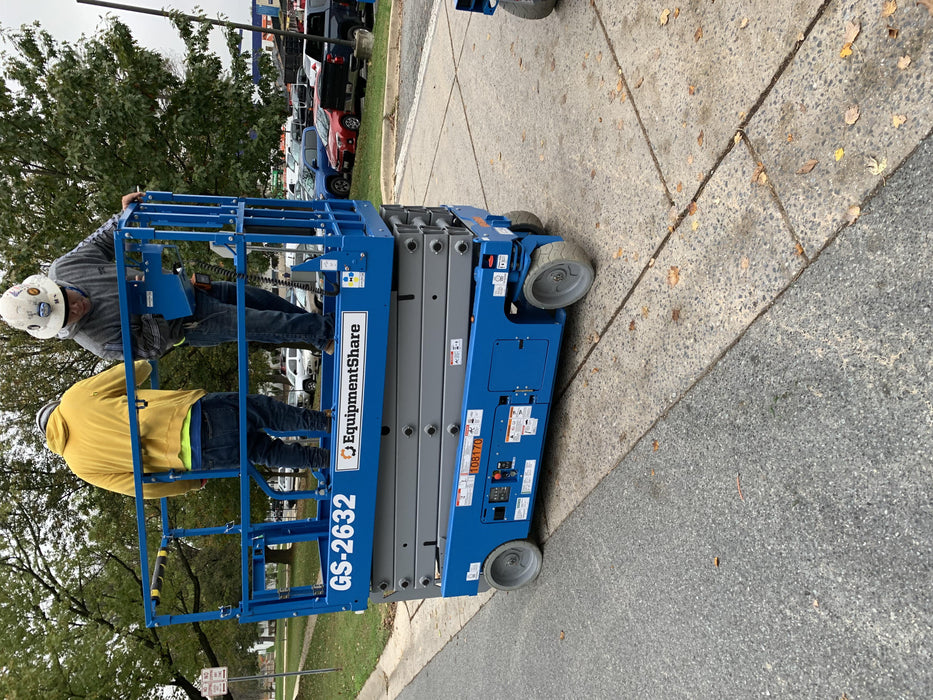 2020 Genie GS-2632 Solid NM Tires, Folding Rails with Half-Height Swing Gate, Beacon