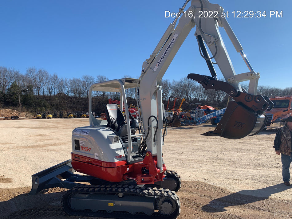 2022 TAKEUCHI TB235-2R