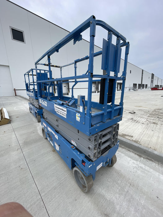 2019 Genie GS-2632 Folding rails with half height swing gate