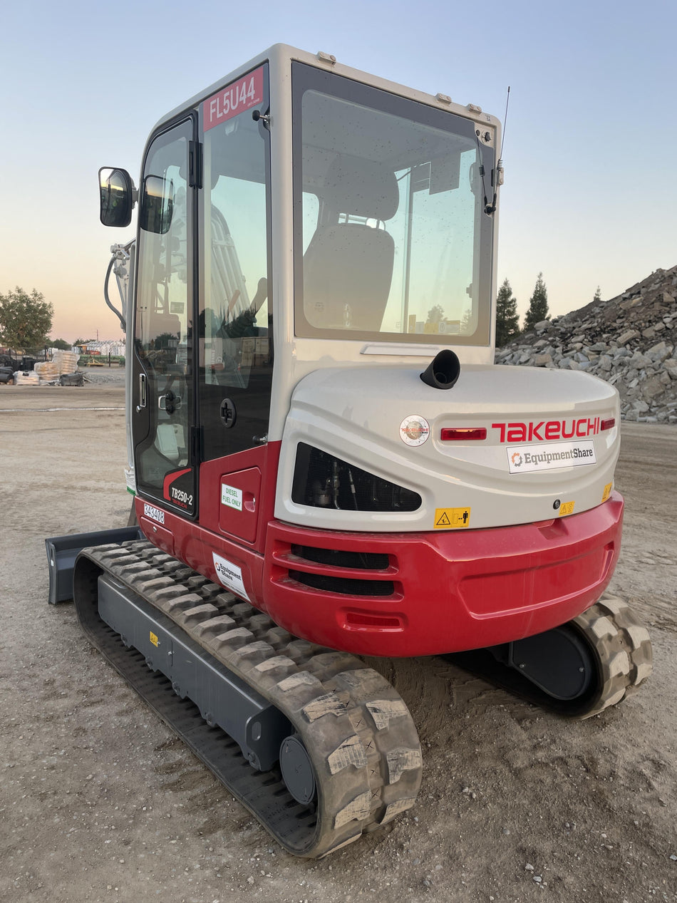 2023 TAKEUCHI TB250-2CR