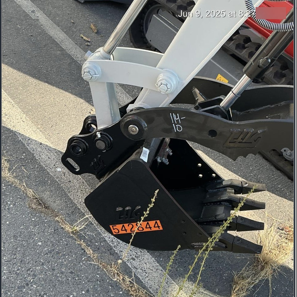 2025 TAKEUCHI 18" HD Bucket - Takeuchi