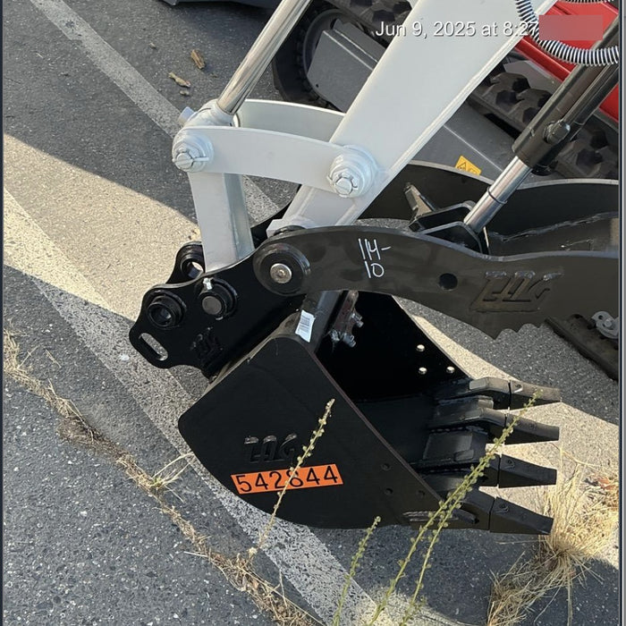 2025 TAKEUCHI 18" HD Bucket - Takeuchi