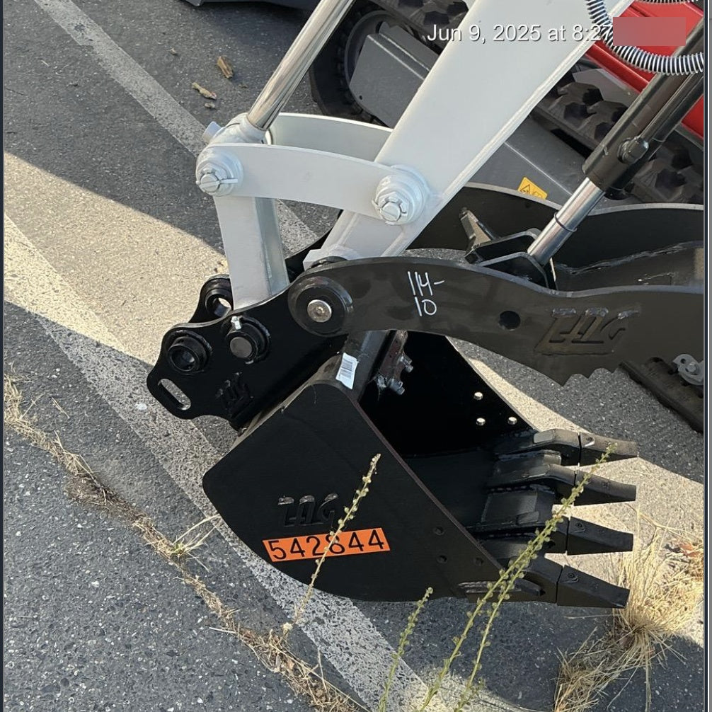 2025 TAKEUCHI 18" HD Bucket - Takeuchi