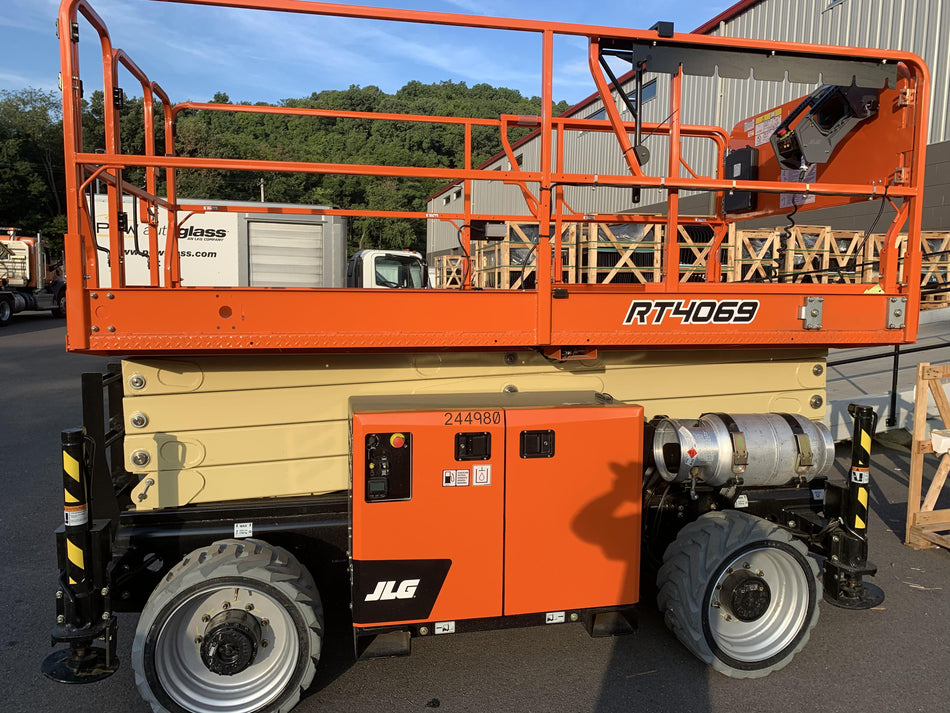 2022 JLG RT4069