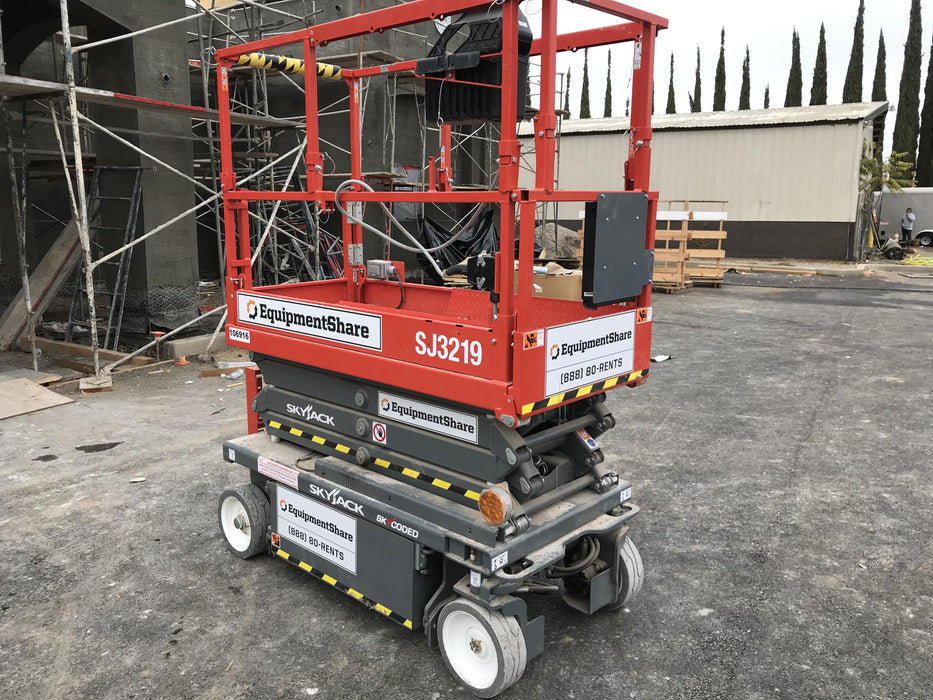 2020 Skyjack SJIII-3219 Solid NM Tires, Half height spring hinged entry gate, Dual Beacons, 800W Inverter