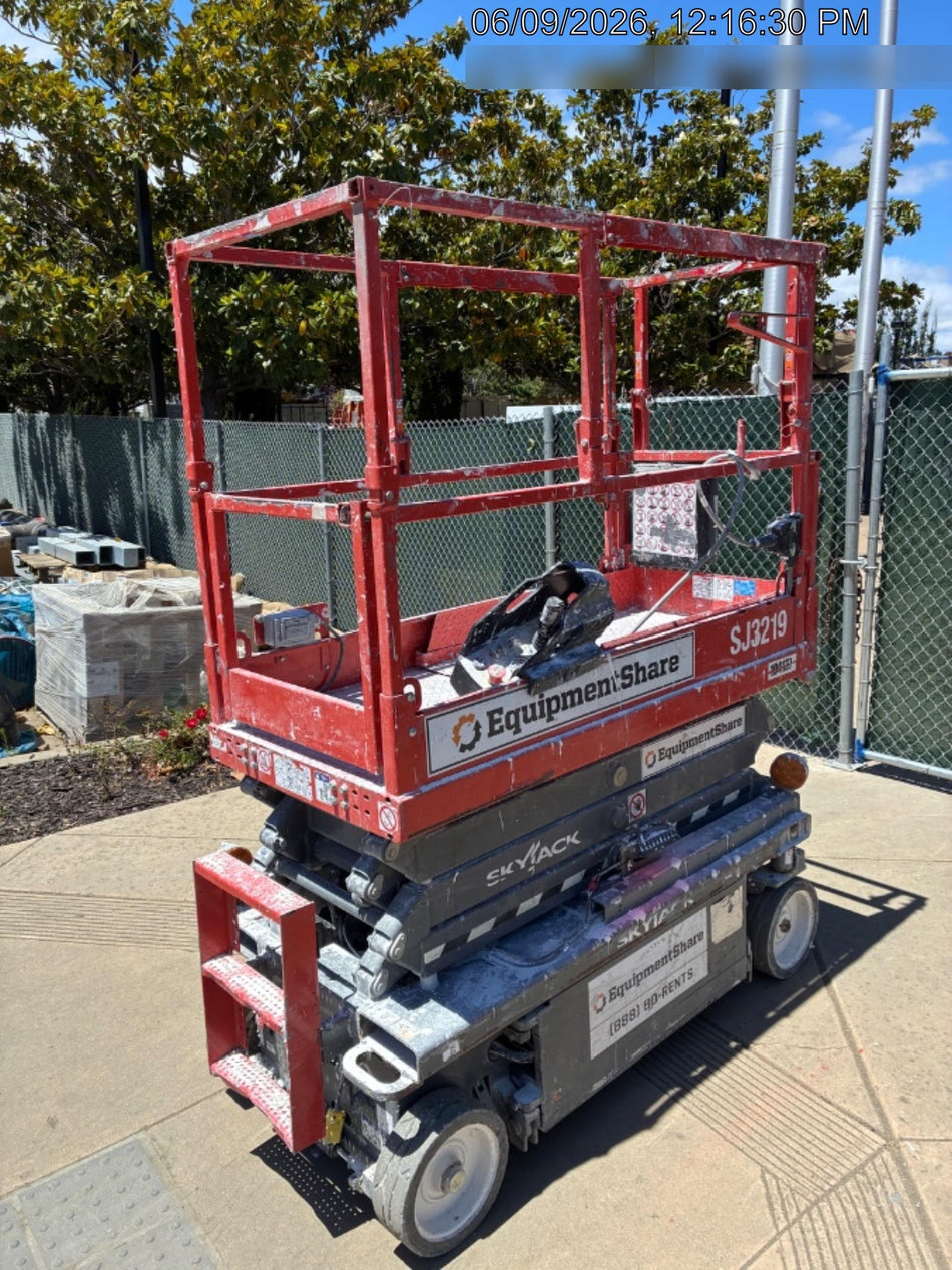 2020 Skyjack SJIII-3219 Solid NM Tires, Half height spring hinged entry gate, Dual Beacons, 800W Inverter