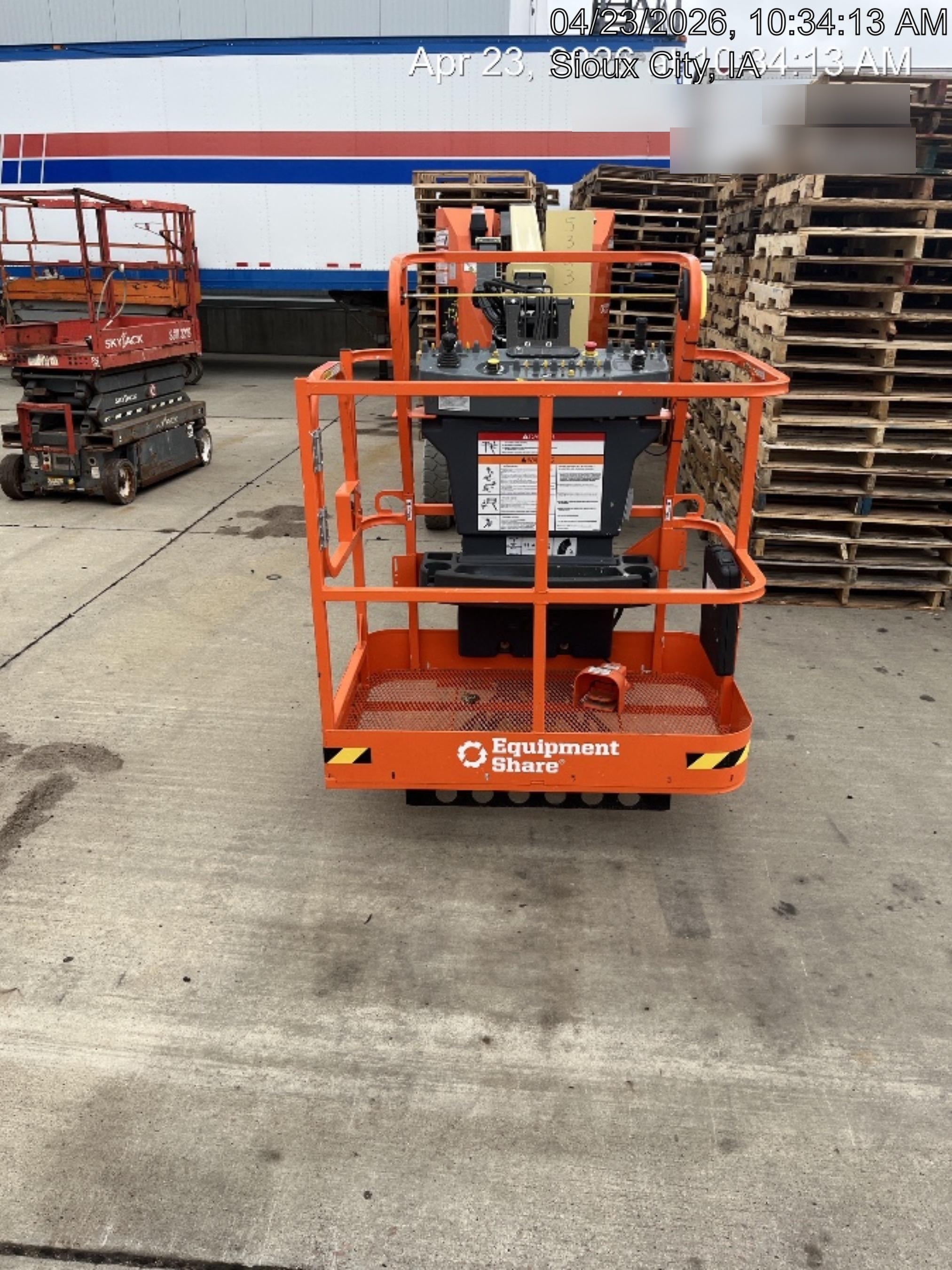 2025 JLG E300AJP