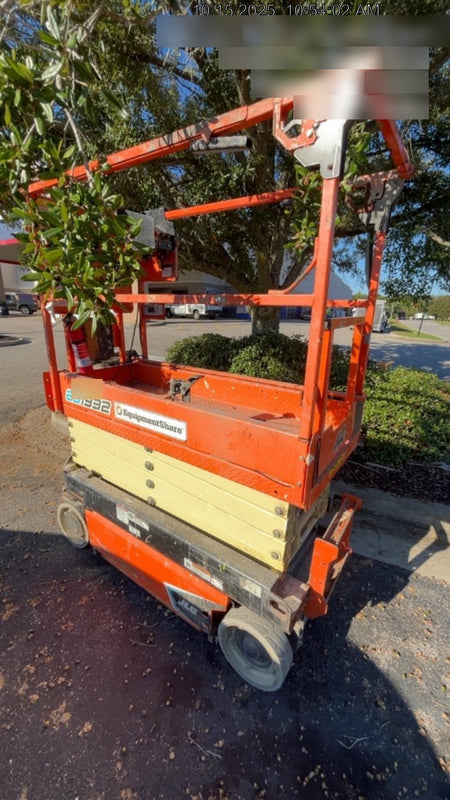 2021 JLG ES1932