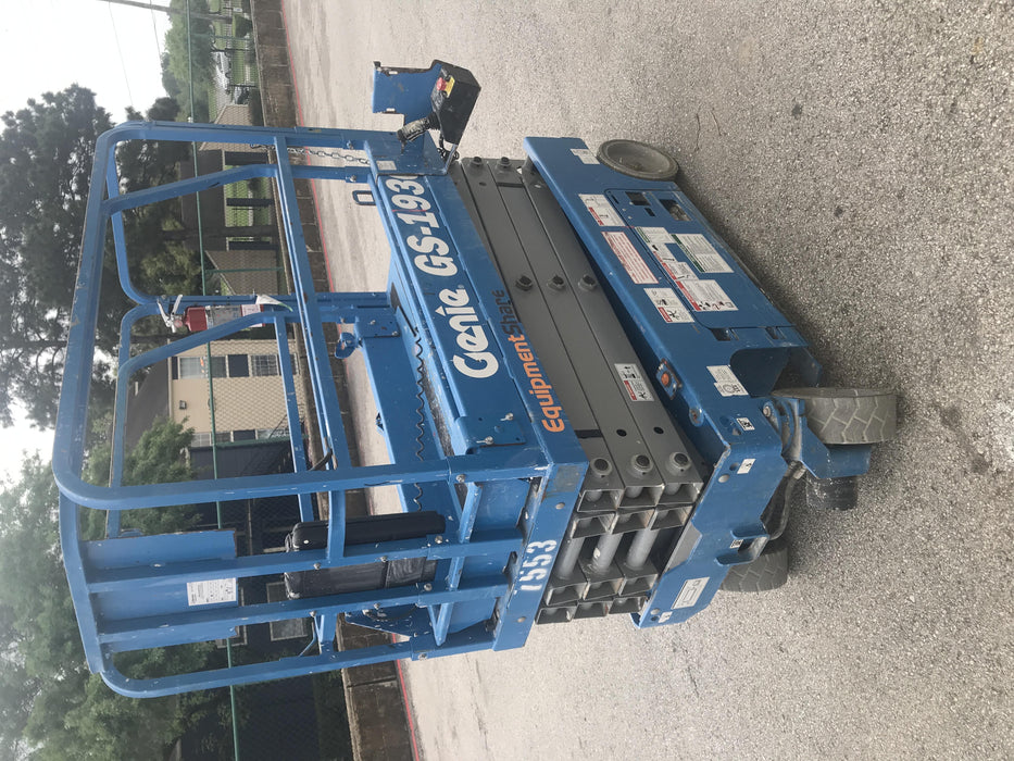 2017 Genie GS-1930 Genie GS-1930 Lift w/Fixed Rail and Chain Entry