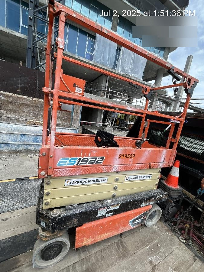 2022 JLG ES1932