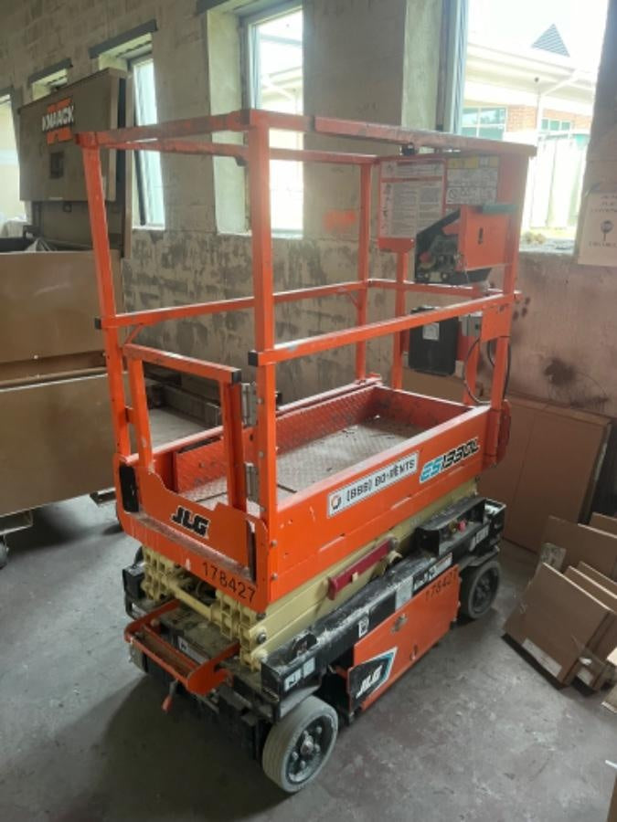 2021 JLG ES1330L