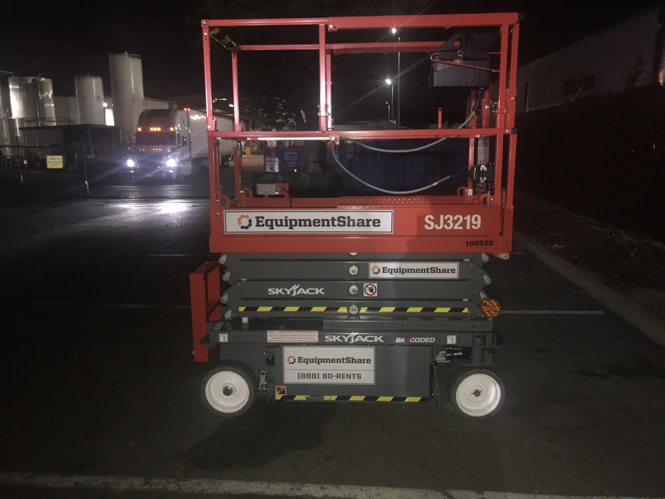 2020 Skyjack SJIII-3219 Solid NM Tires, Half height spring hinged entry gate, Dual Beacons, 800W Inverter