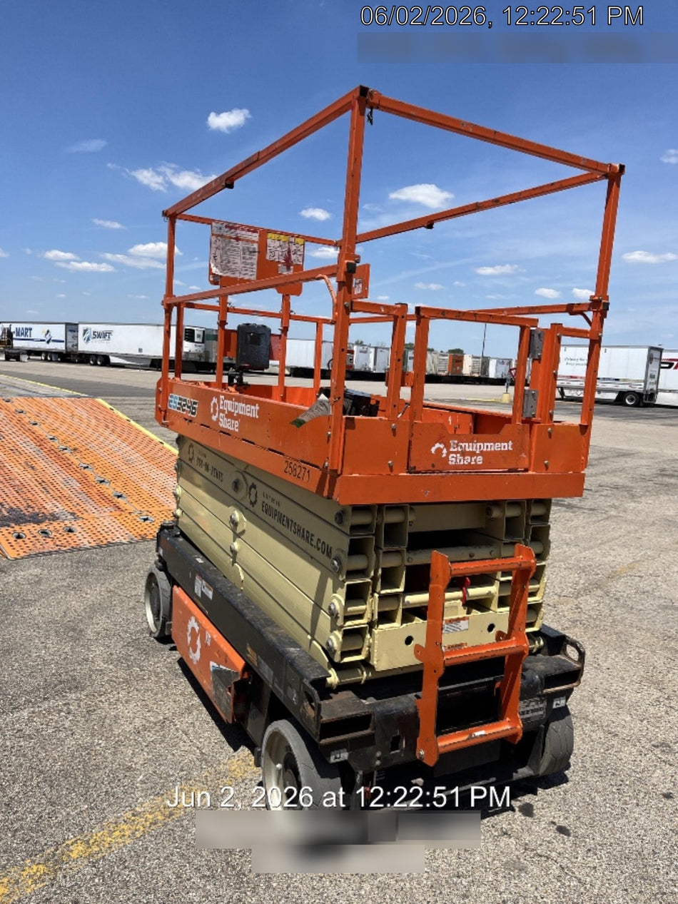 2022 JLG ES3246