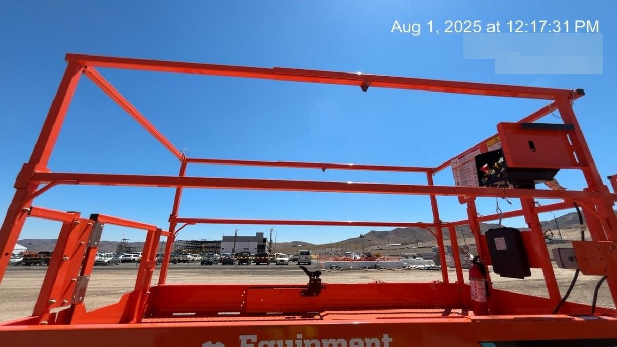 2025 JLG ES3246