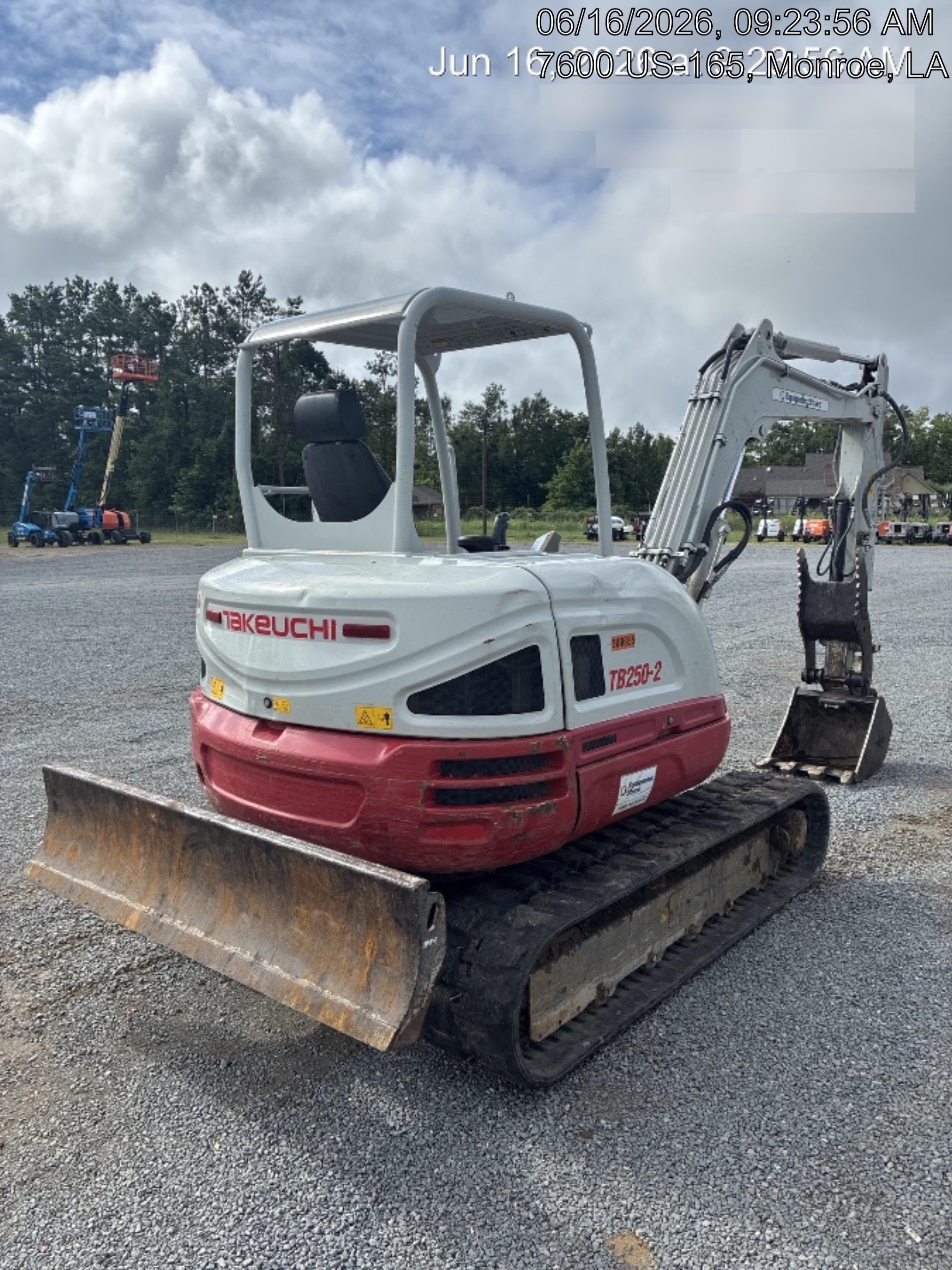 2023 TAKEUCHI TB250-2R