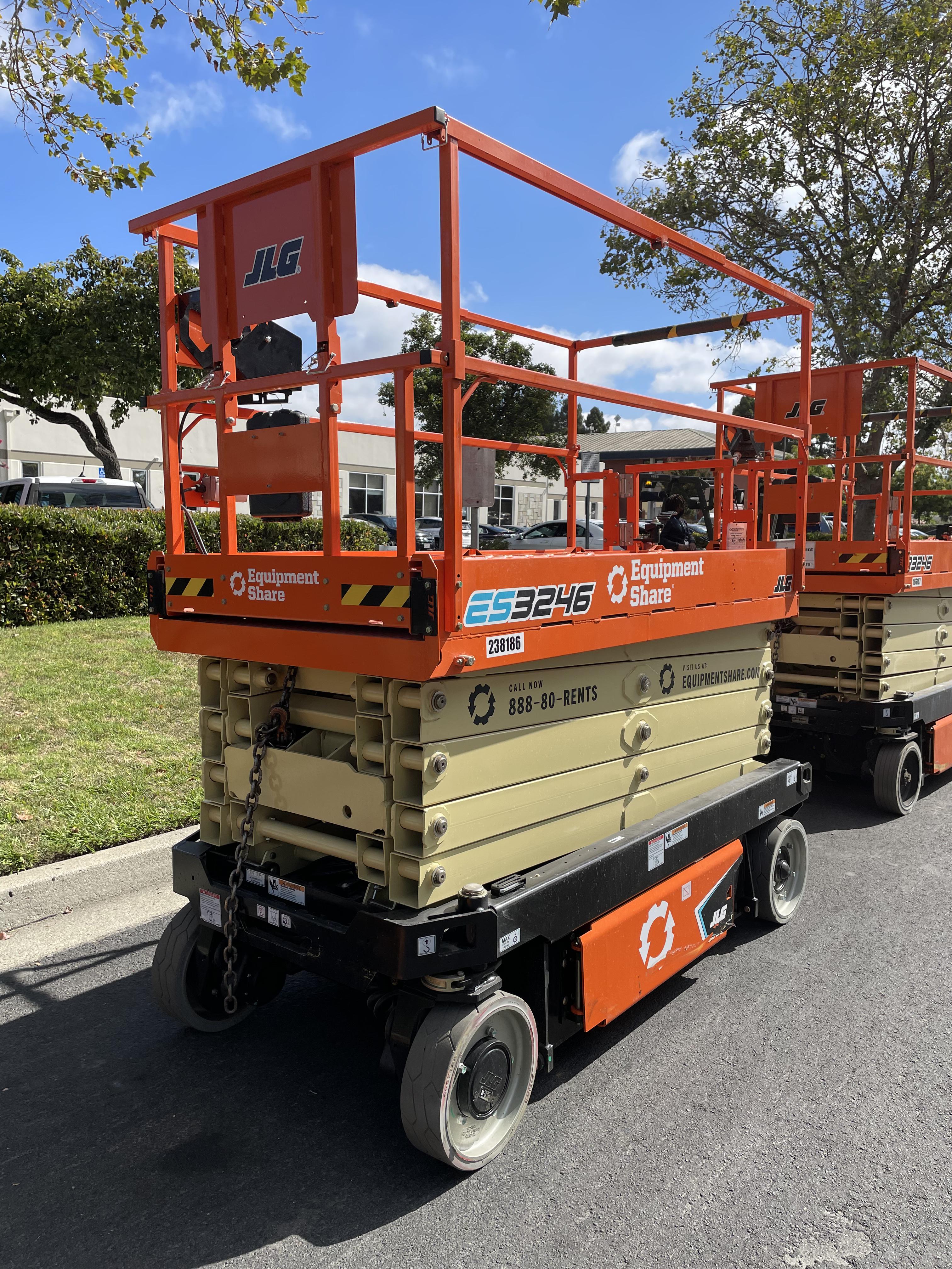 2022 JLG ES3246