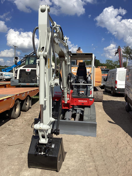 2022 TAKEUCHI TB250-2R